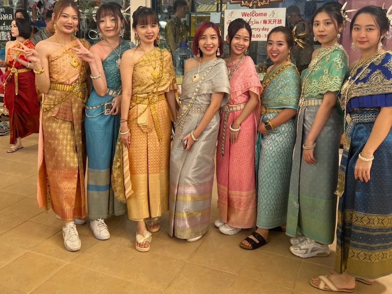 Thai-Dress-Rental-1