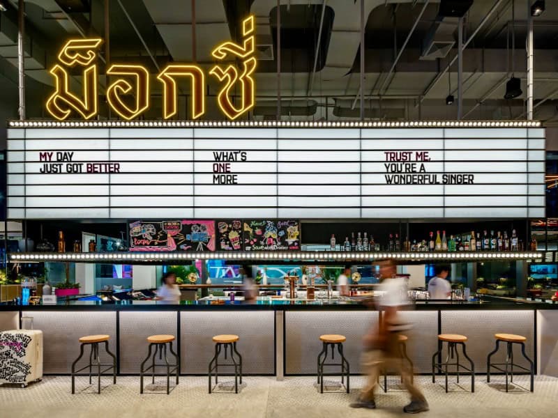 Moxy Bangkok Ratchaprasong 2