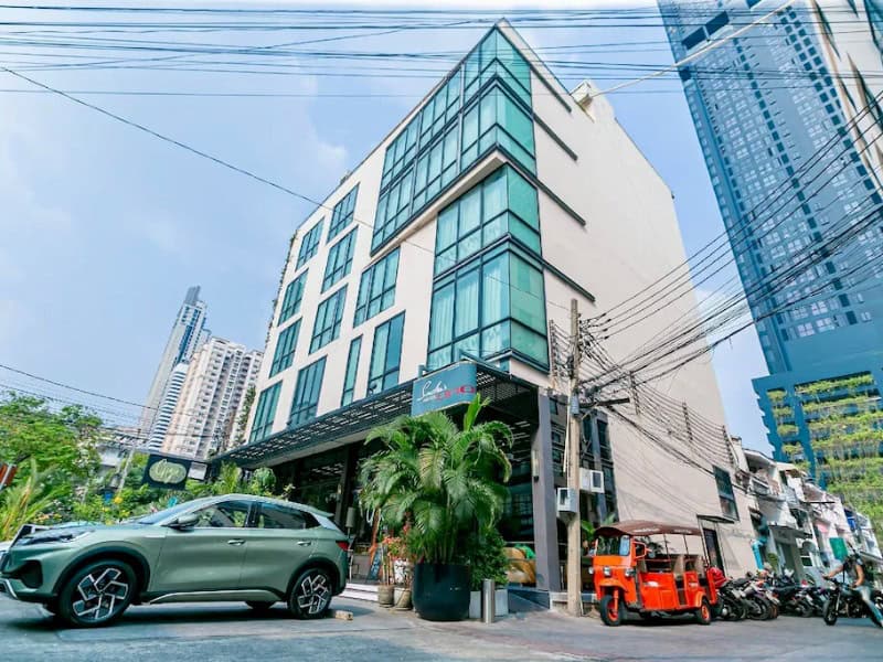 Sacha's Hotel Uno 1